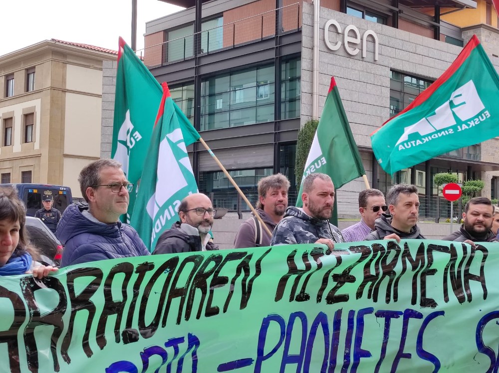 Hitzarmenaren negoziazioa desblokeatzeko kontzentrazioa egin du ELAk