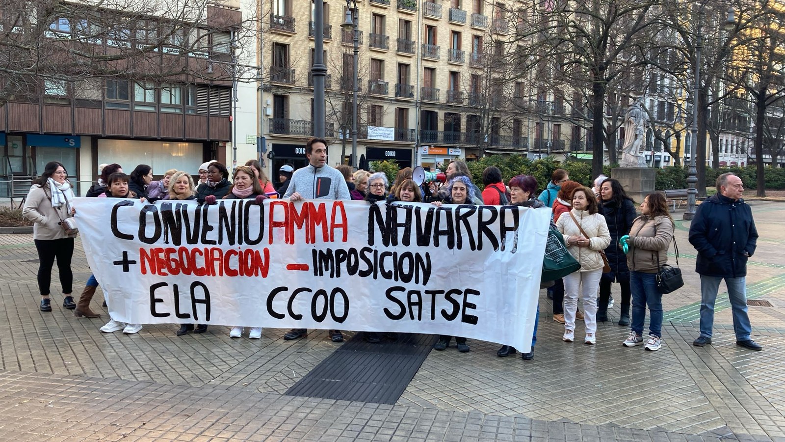 Hitzarmenaren negoziazioan patronalaren blokeoa salatzeko elkarretaratzea egin dute