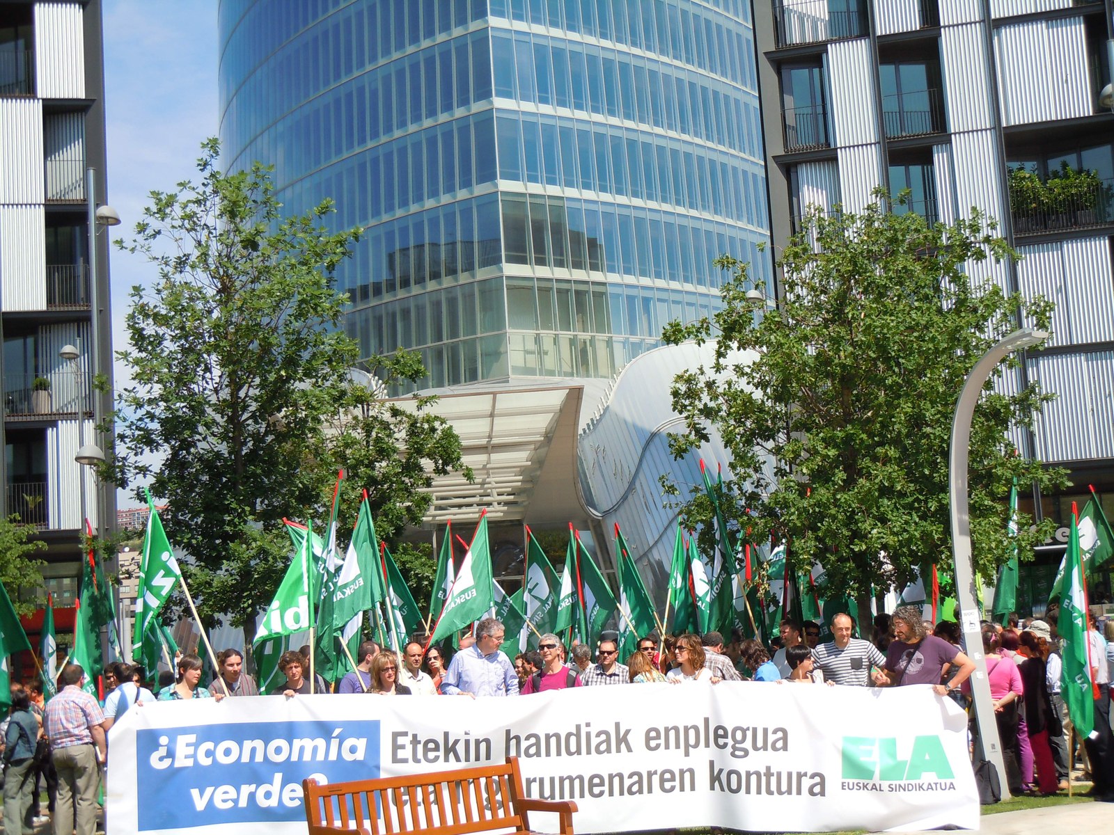 Iberdrolaren egoitzaren aurrean elkarretaratzea, enplegua eta ingurumenaren alde