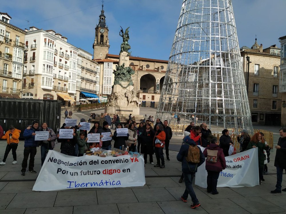 Ibermáticako langileek euren protesta gauzatu dute Gasteizko kaleen Gabonetako bezperako giroan