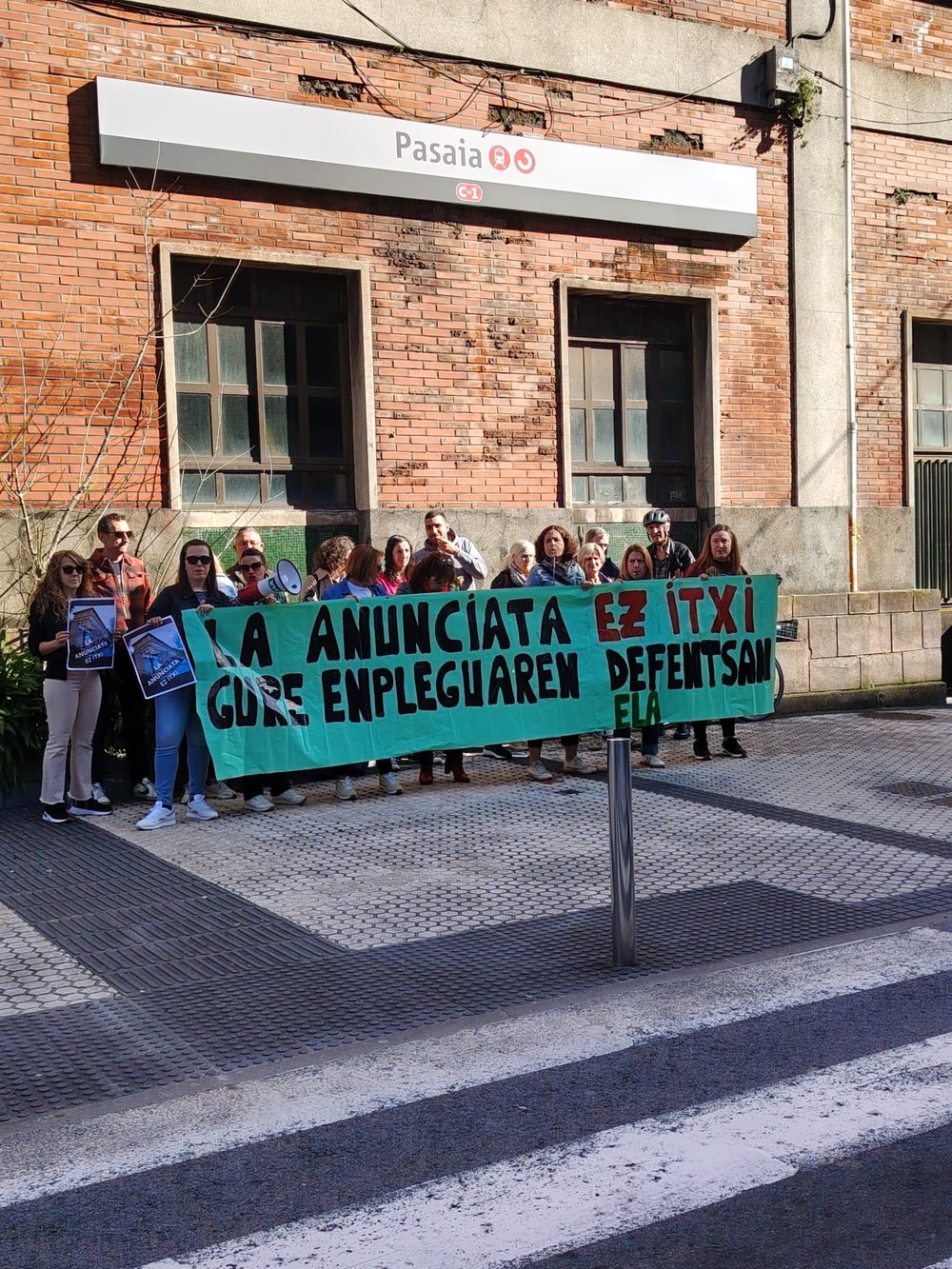 Ikastetxeko langileek lehen greba eguna egin dute gaur