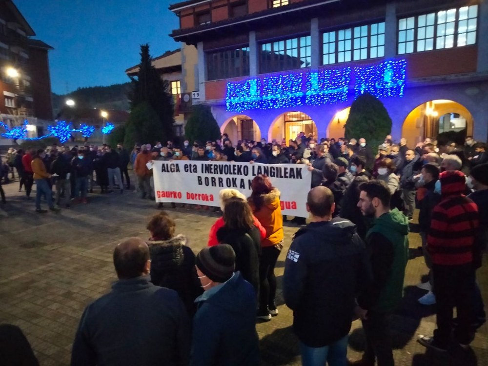 Industrias Alga eta Inervol enpresetako langileek greba mugagabea hasi dute zor dizkieten soldatak eskatzeko eta lanpostuak defendatzeko