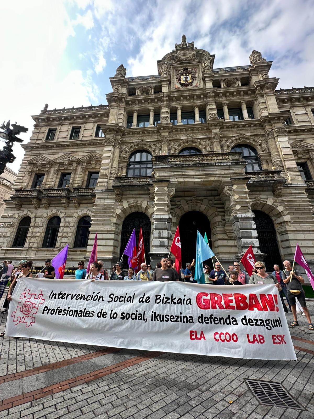 Irailetik aurrera mobilizazio gehiago iragarri dituzte Aldundiaren parean egindako elkarretaratzean