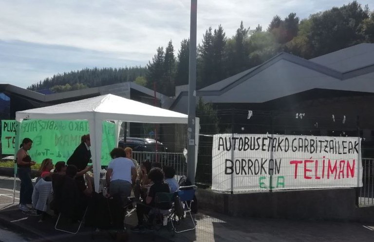 Irizarrek ez die argitu greban daude garbitzaileei kaleratu edo subrogatu egingo dituen