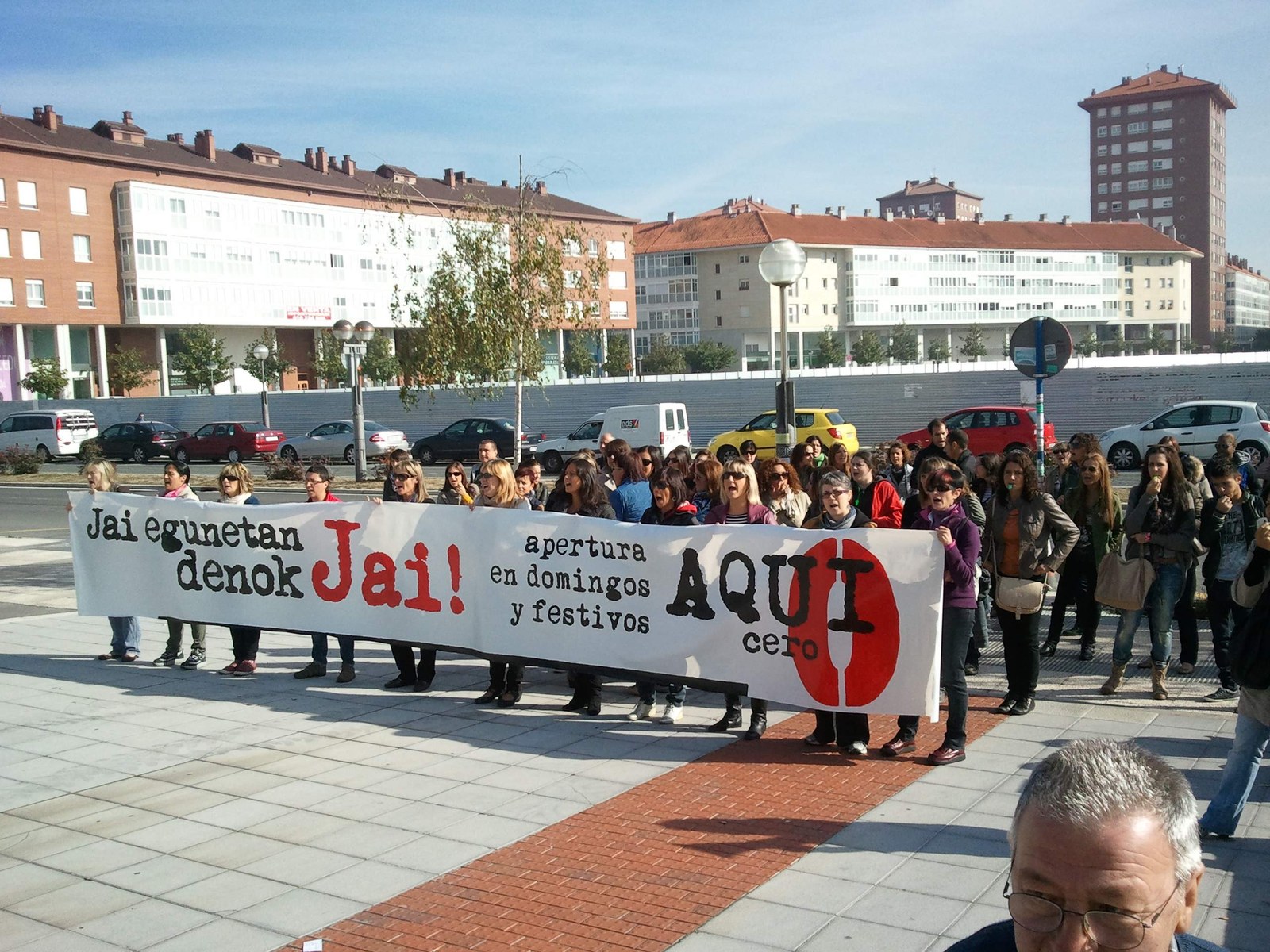 Jai egunetan dendak zabaltzearen aurka elkarretaratzea Lakuan