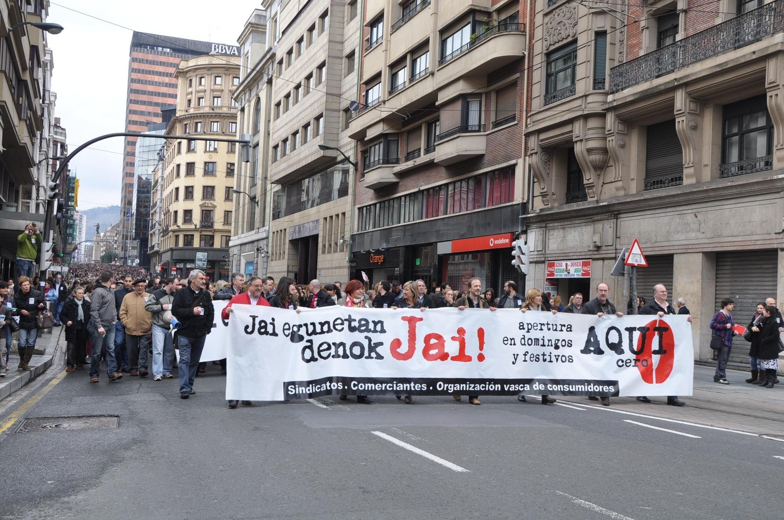 Jai egunetan dendak zabaltzearen aurka manifestazioa jendetsua Bilbon