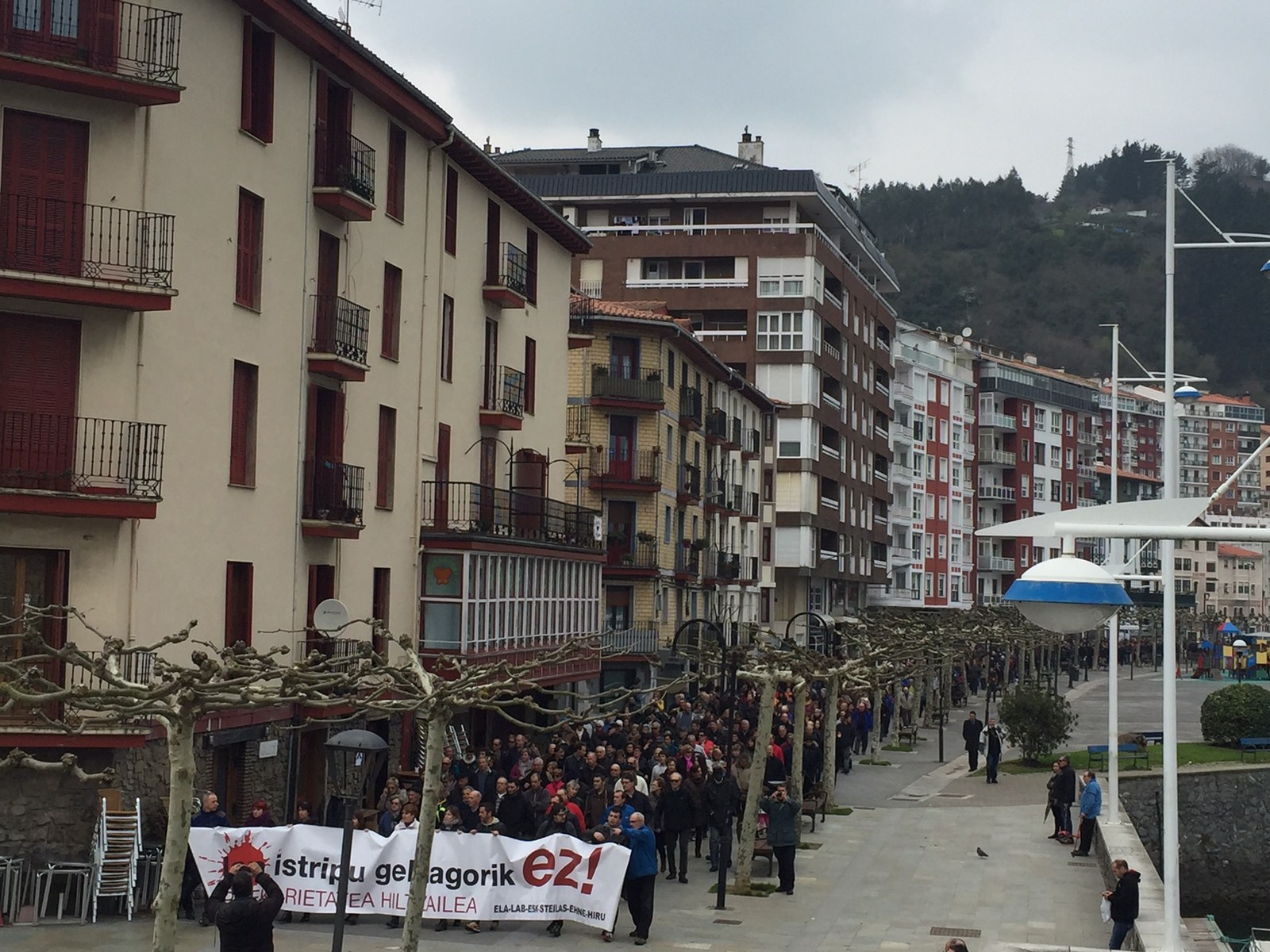 Jarraipen zabala izan du Ondarroan deitutako bi orduko lanuzteak