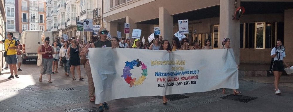 Jarraipen zabala izaten ari da Arabako esku hartze sozialeko laugarren greba eguna
