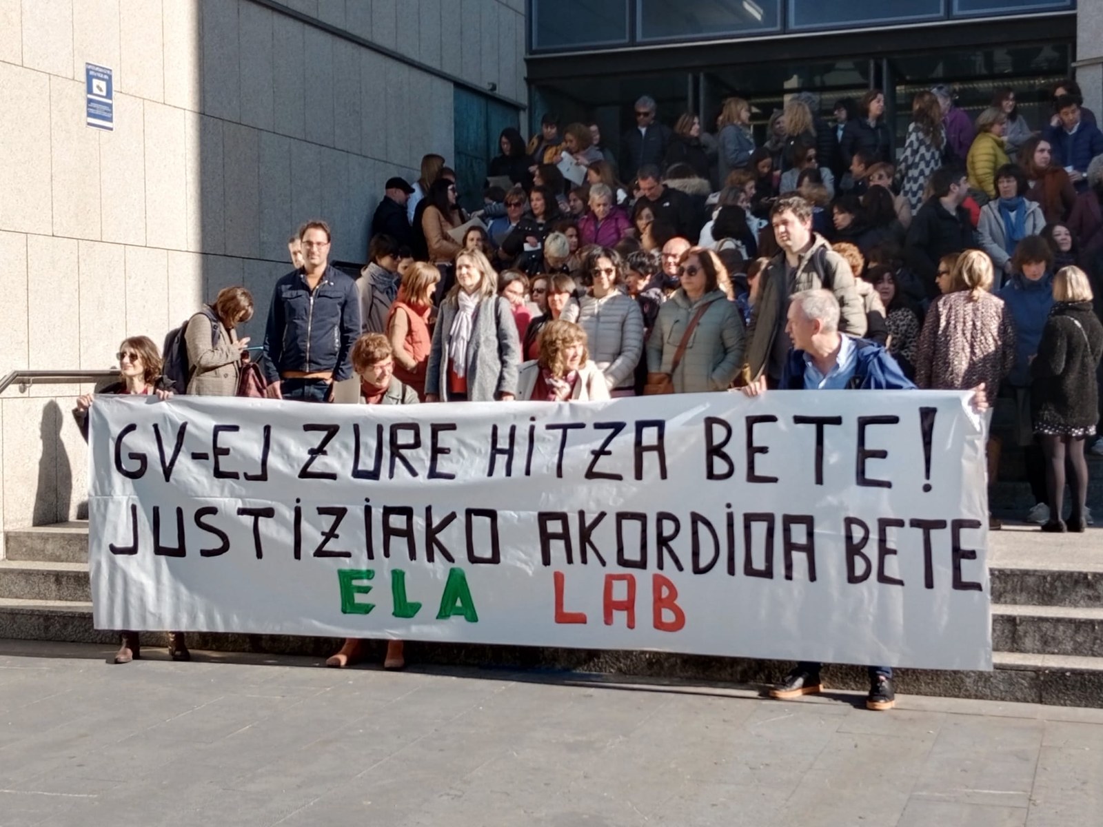 Jarraipen zabala izaten ari da lehen greba eguna