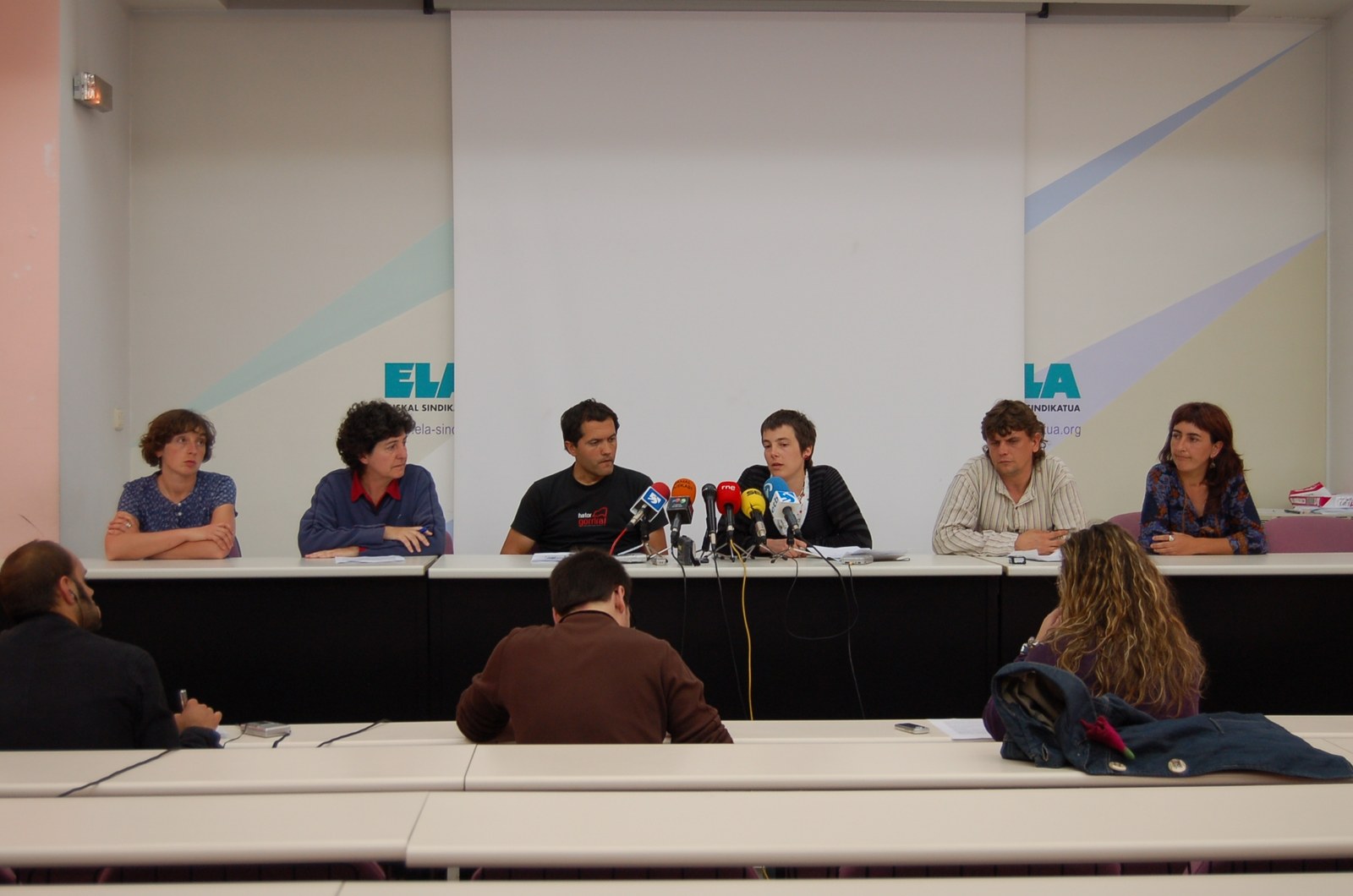 Jaurlaritza inoiz eman diren gutxieneko zerbitzu atzerakoienekin estrenatu da