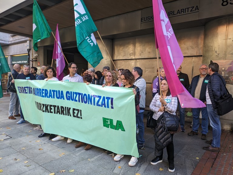 Jaurlaritzak lan kontratuko langile finkoei erretiro partziala bermatu behar die, bestelako akordio beharrik gabe