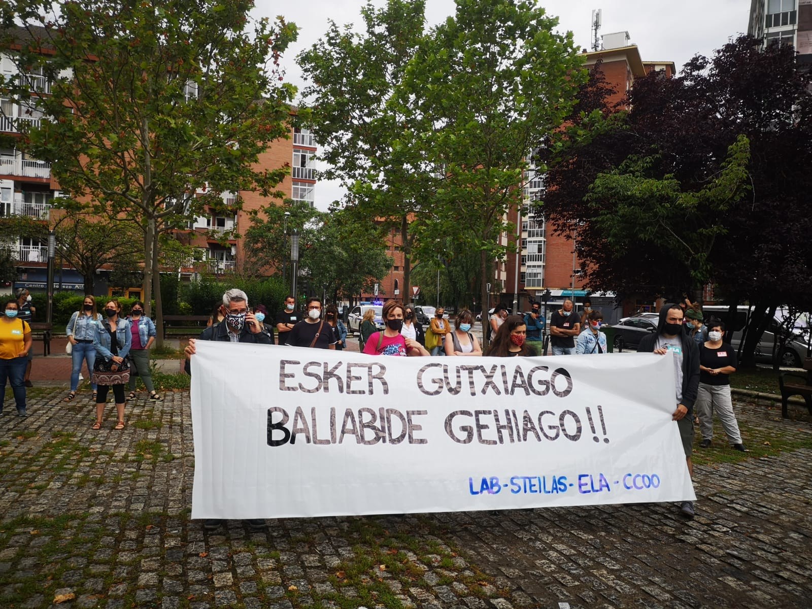 Jaurlaritzak Hezkuntzako langileak 'eskertzeko' egin duen ekitaldiaren aurka elkarretaratzea egin dute ELA, LAB, STEILAS eta CCOO sindikatuek