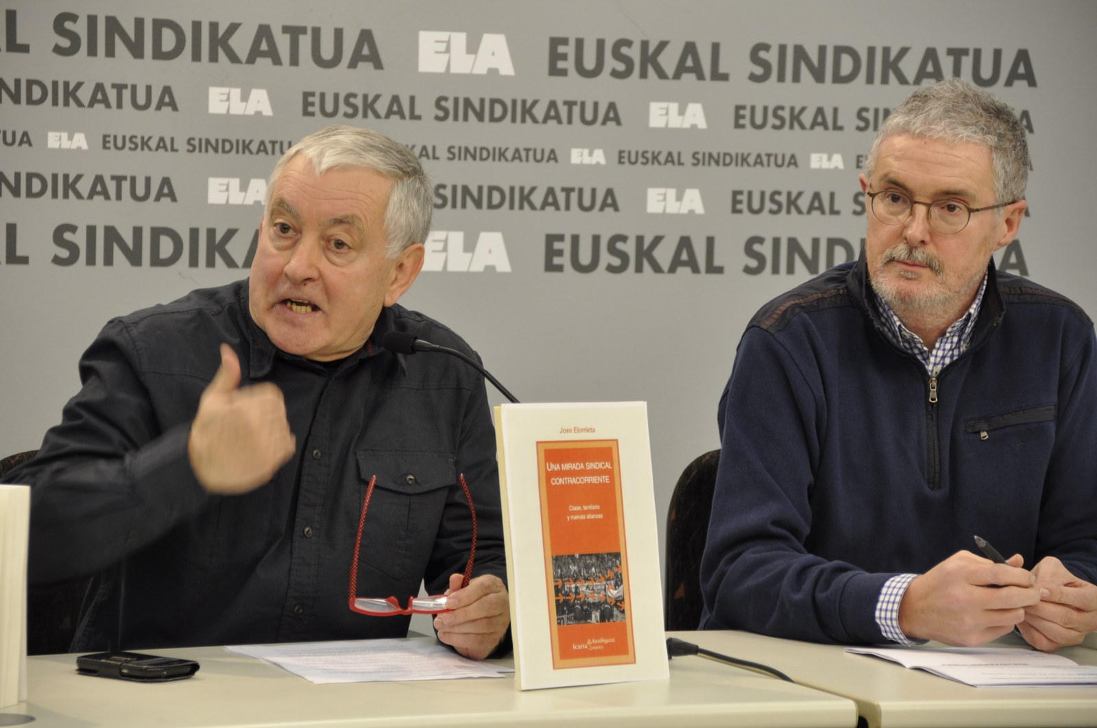 Jose Elorrietak "Una mirada sindical contracorriente" liburua aurkeztu du