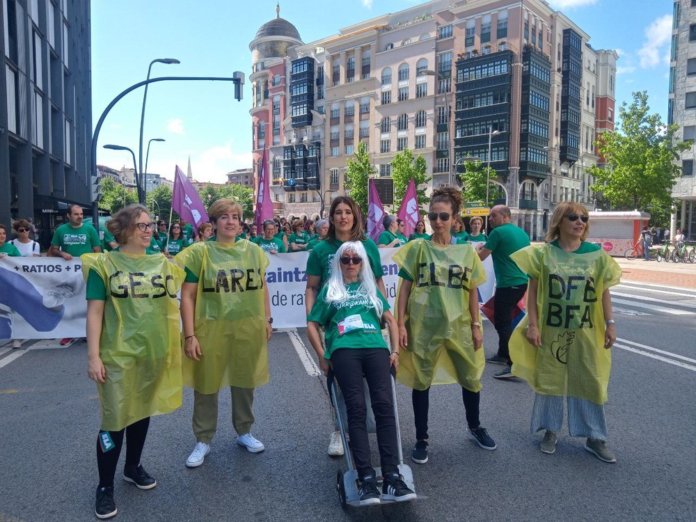 Bizkaiko erresidentzietako langileek akelarrea eszenifikatu dute kalitatezko arreta eta lan baldintzak eskatzeko