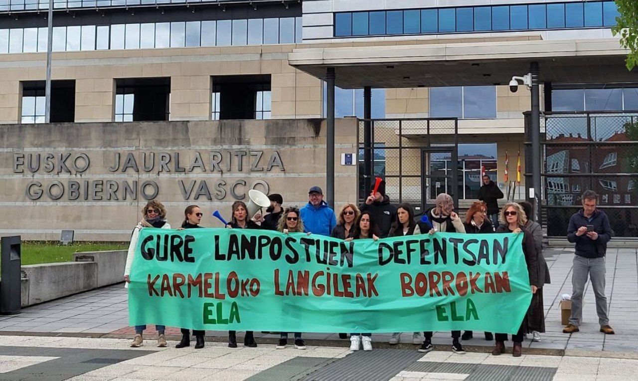 Kontzentrazioa egin dute Lakuan laugarren greba egunean Kontzentrazioa egin dute Lakuan laugarren greba egunean