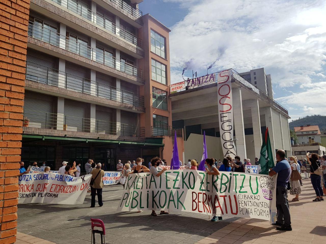 Kontzentrazioa Eibarko Egogain zahar-egoitzaren aurrean, kalitatezko zerbitzu publikoen eta arreta duinaren alde Kontzentrazioa Eibarko Egogain zahar-egoitzaren aurrean, kalitatezko zerbitzu publikoen eta arreta duinaren alde