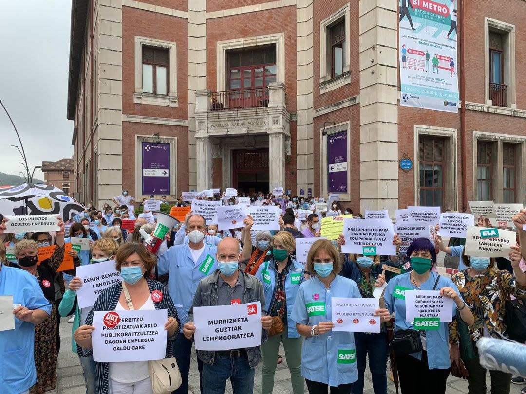 Kontzentrazioak Osakidetzako ospitaleen aurrean, irailaren 25ean, sektorearen baliabide ezari premiazko irtenbideak eskatzeko Kontzentrazioak Osakidetzako ospitaleen aurrean, irailaren 25ean, sektorearen baliabide ezari premiazko irtenbideak eskatzeko