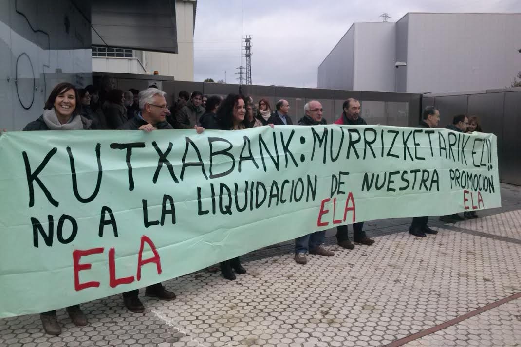 Kutxabank-eko murrizketak salatu dituzte Donostian