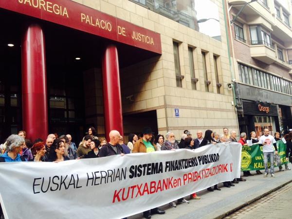 Kutxabank Publikoa plataformak elkarretaratzea deitu du iruzurra salatzeko