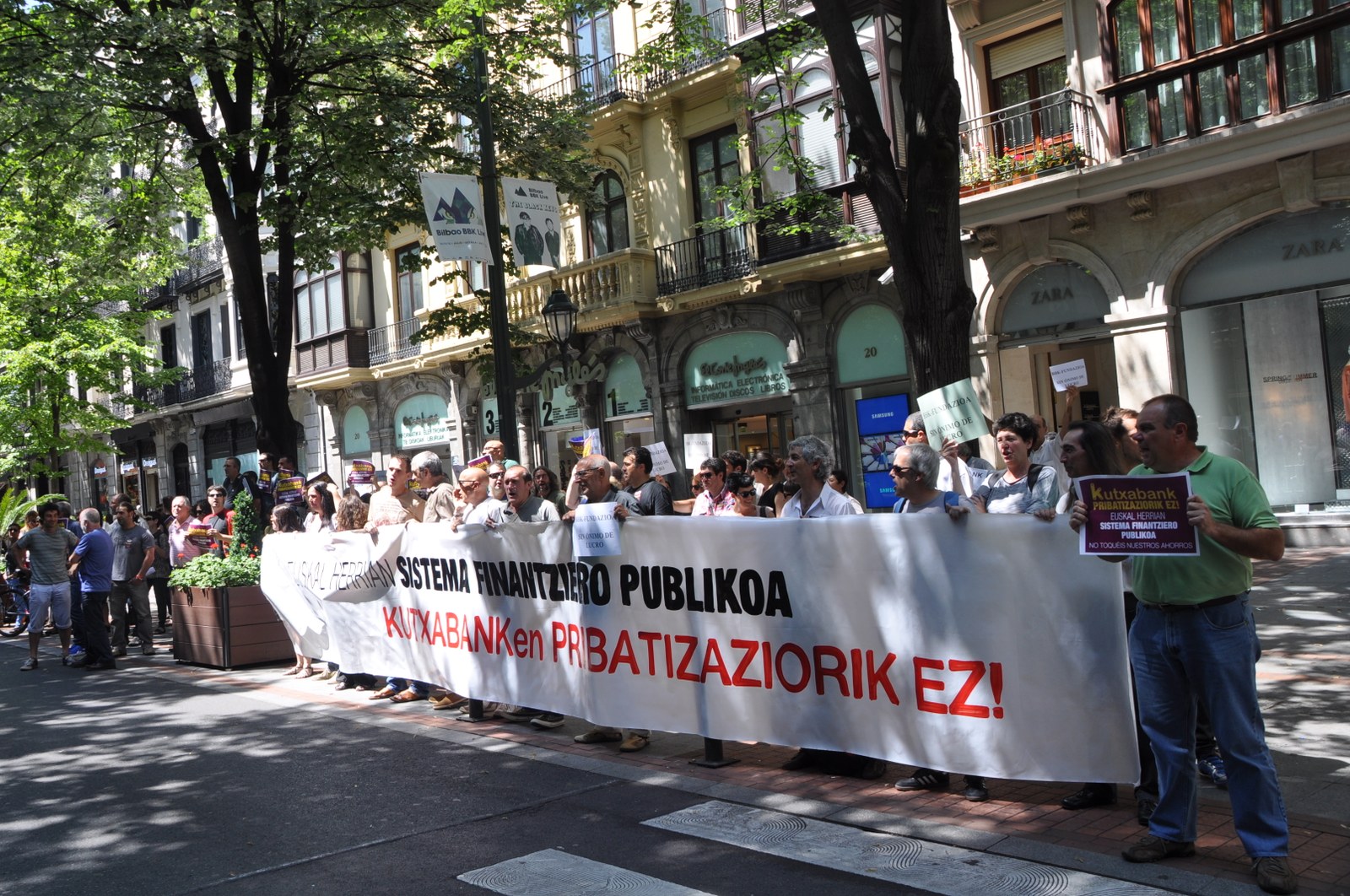 Kutxabanken pribatizazioa salatzeko elkarretaratzeak Bilbo eta Gasteizen