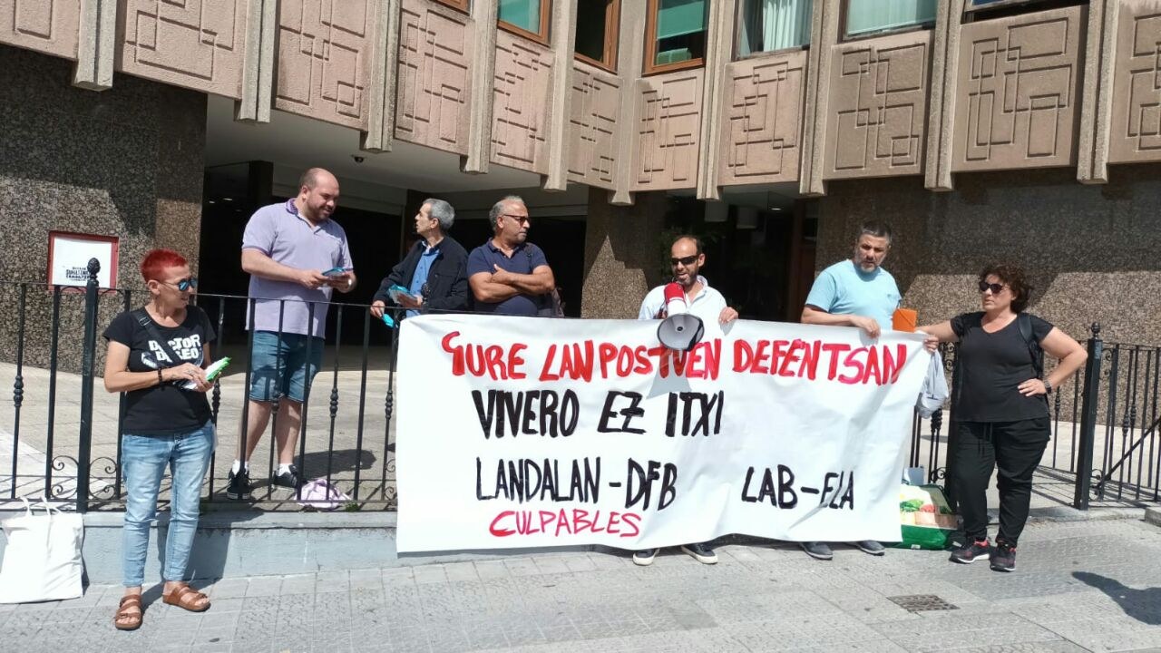 LABek eta ELAk mobilizazioak hasi dituzte Viveron (Galdakao), bertan behera utzi nahi dutelako zerbitzua LABek eta ELAk mobilizazioak hasi dituzte Viveron (Galdakao), bertan behera utzi nahi dutelako zerbitzua