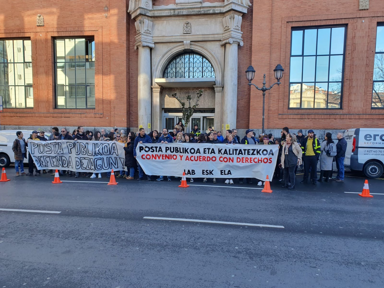 Lan baldintzak hobetuko dituen hitzarmenaren aldeko mobilizazioa egin da Bilbon