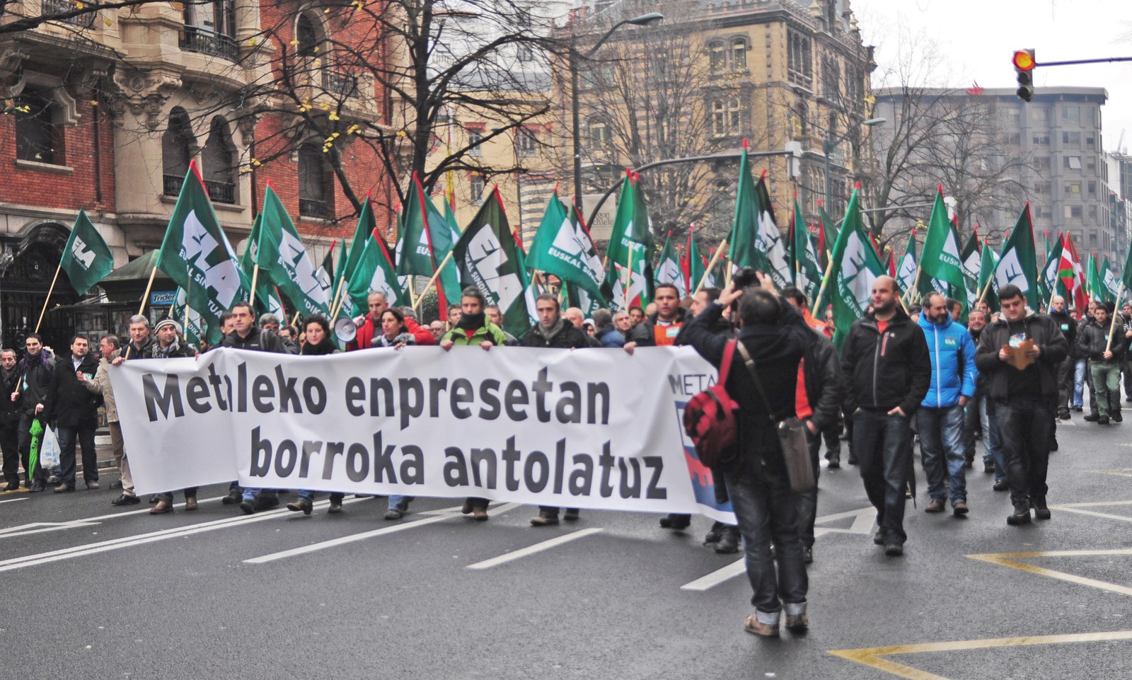 Lan hitzarmenen alde elkarretaratu dira ELA metaleko ordezkariak Bilbon