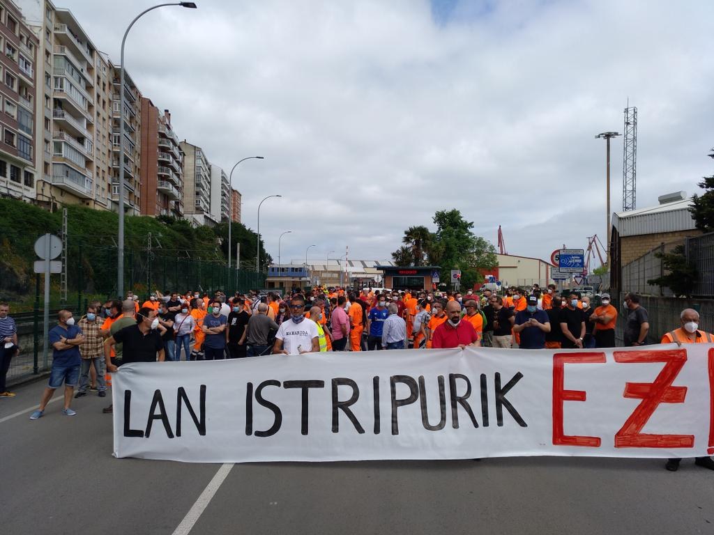 Lan istripu hilgarri salatzeko elkarretaratzea egin da  Bilboko Portuan Lan istripu hilgarri salatzeko elkarretaratzea egin da  Bilboko Portuan