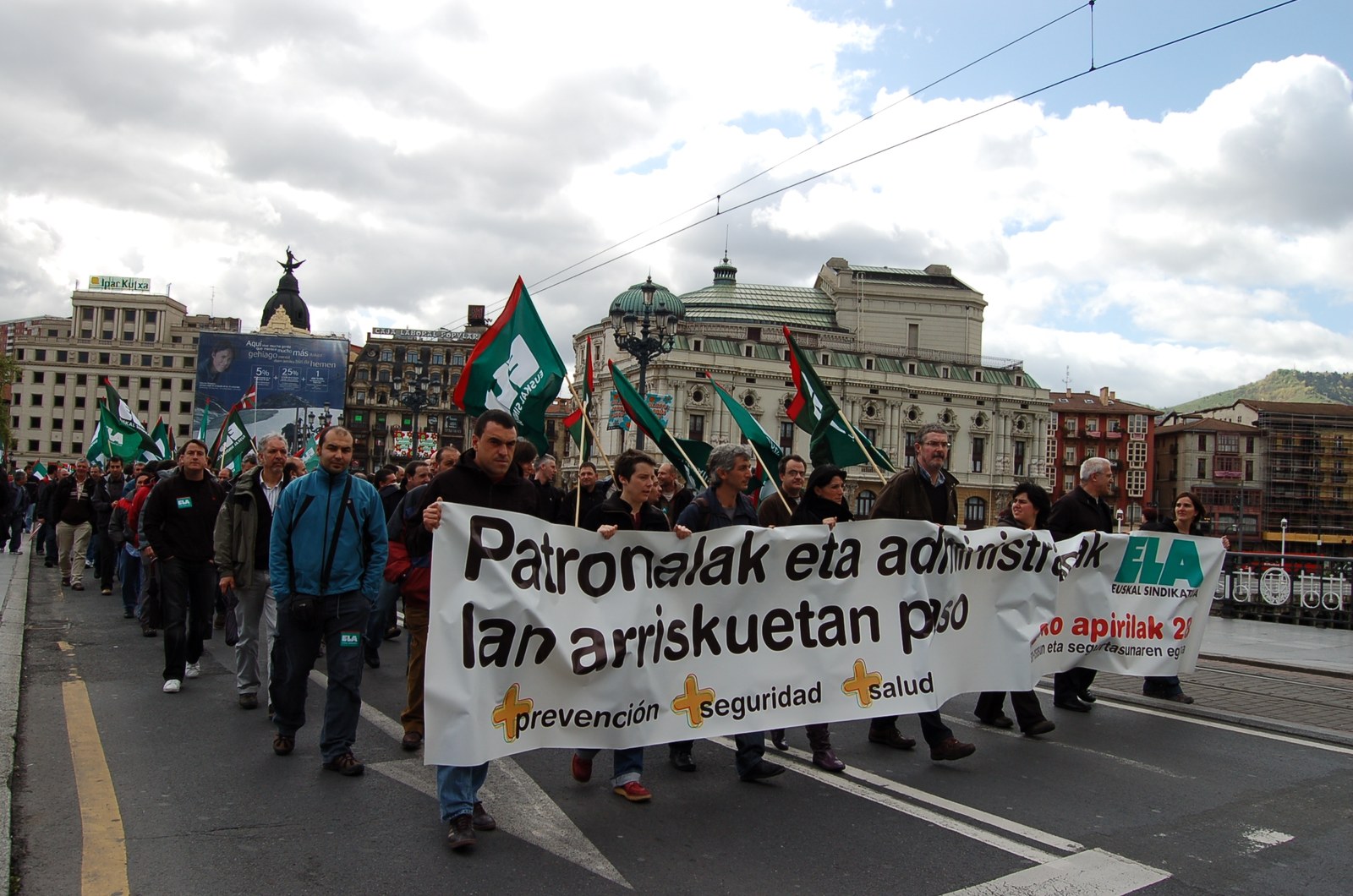 Lan istripuak salatzeko mobilizazioak Iruñea eta Bilbon