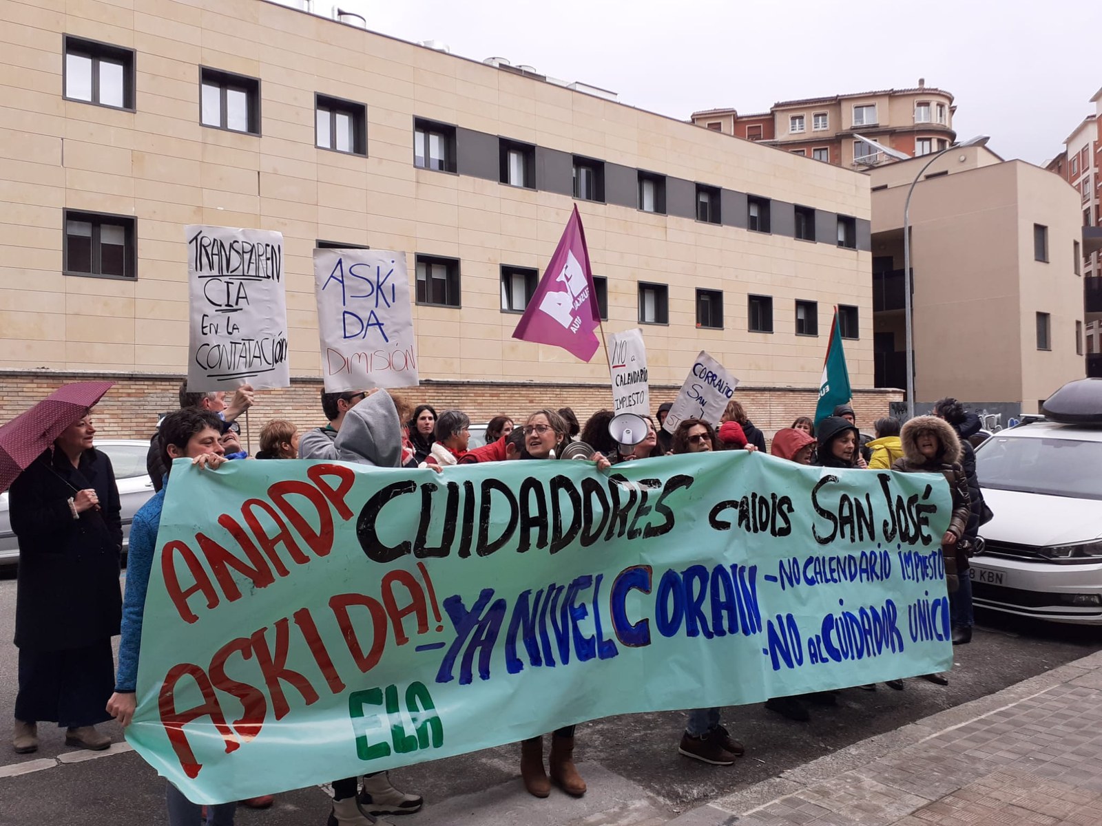 Langileak Eskubide Sozialen Departamentuaren aurrean elkarretaratzea egin dute jasaten duten diskriminazioa salatzeko