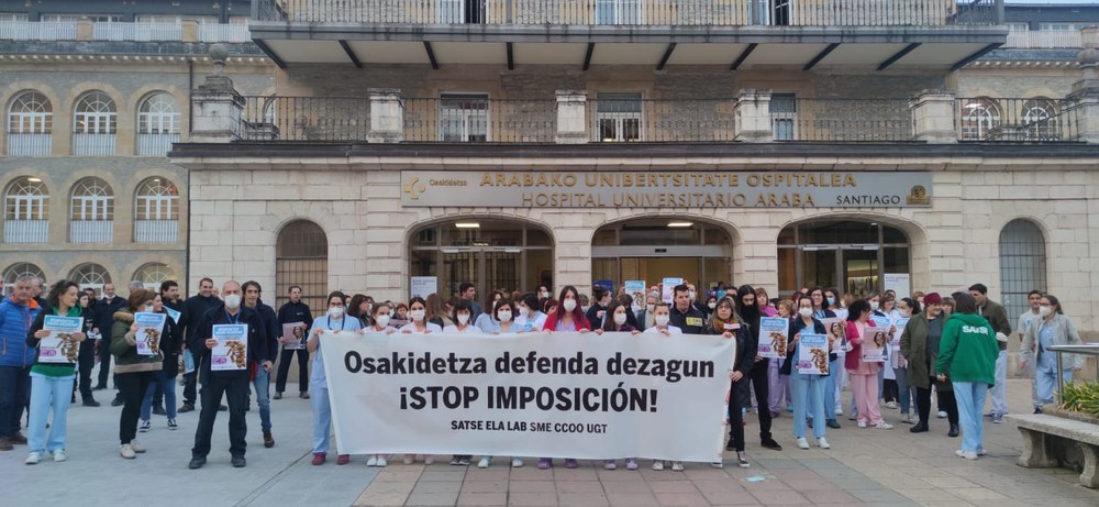 Langileak kalera atera dira osasun publikoa desegitearen aurka eta 25eko manifestazioetara deitzeko