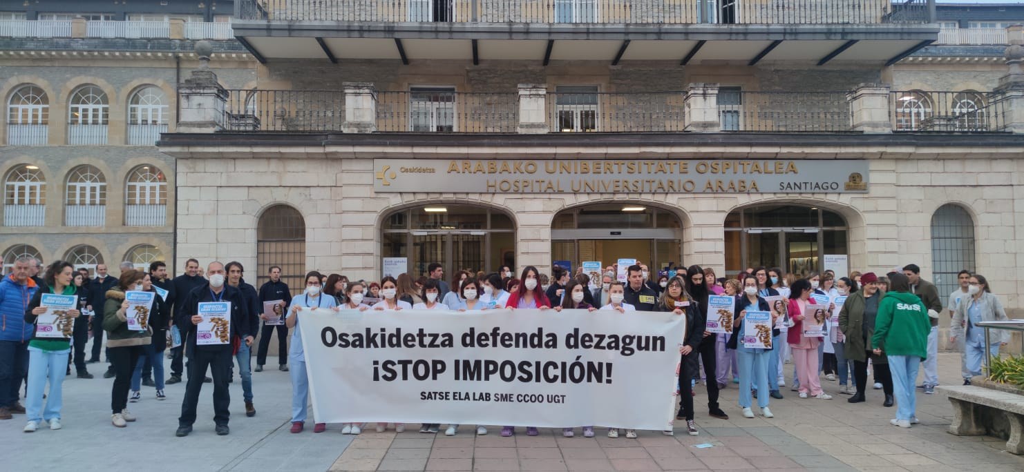 Langileak kalera atera dira osasun publikoa desegitearen aurka eta 25eko manifestazioetara deitzeko