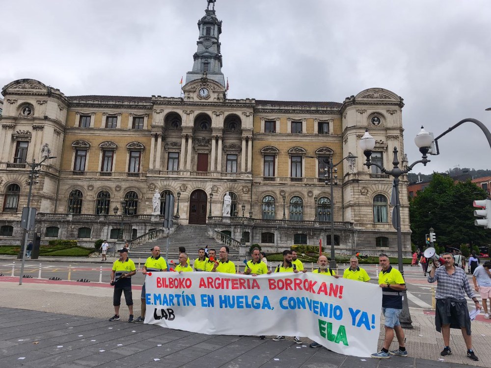 Lehen greba eguna Emartin Facilities enpresan hitzarmenaren negoziazioa desblokeatzeko