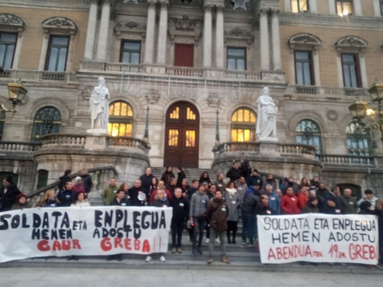 Lehen orduko datuen arabera, grebak erantzun oso zabala izaten ari da