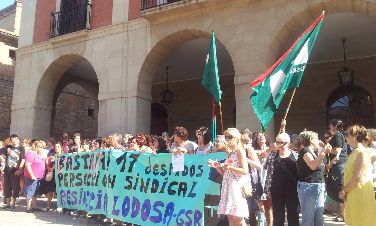 Lodosako berrehun bat lagun bildu ziren euren eskubideak defendatzeagatik izandako 17 kaleratuen alde