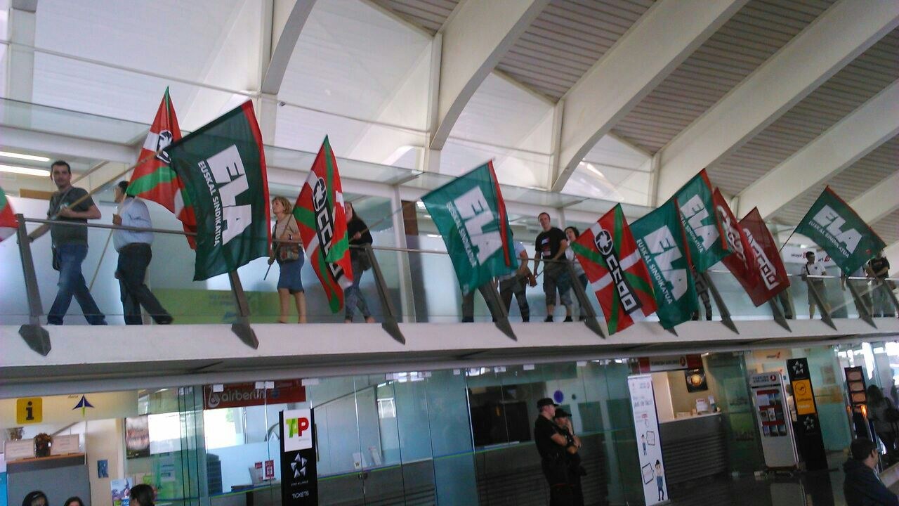 Loiuko aireportuko parkingeko beharginek hiru aste daramatzate greban