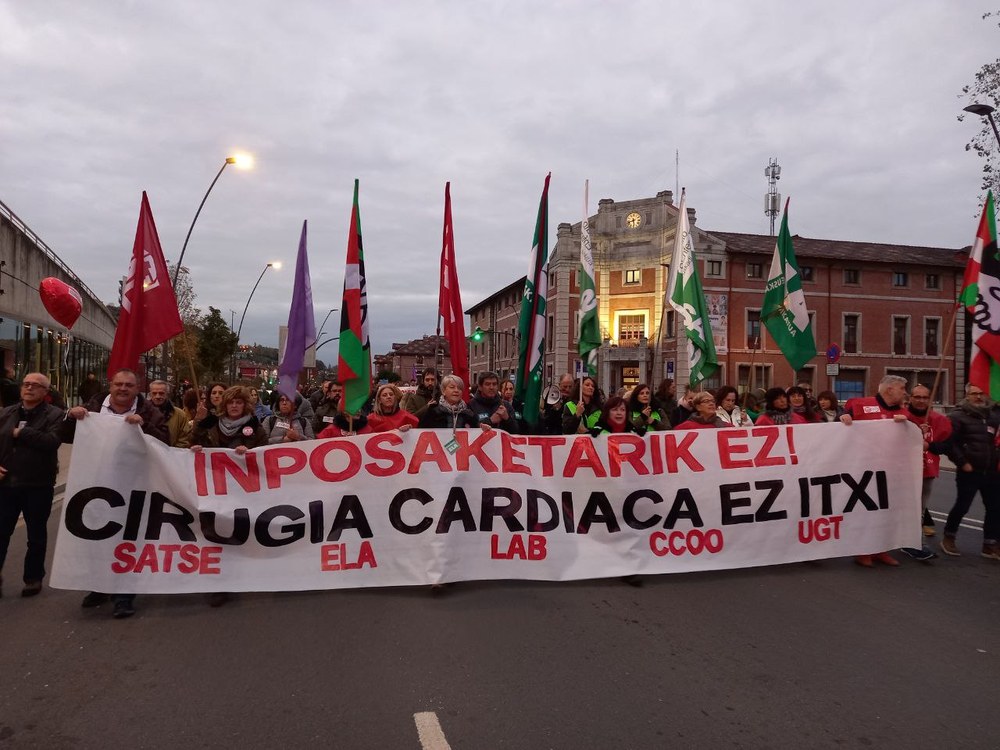 Manifestazio jendetsua izan da gaur Bilbon Osakidetzaren alde eta Basurtuko bihotzeko kirurgiaren itxieraren aurka