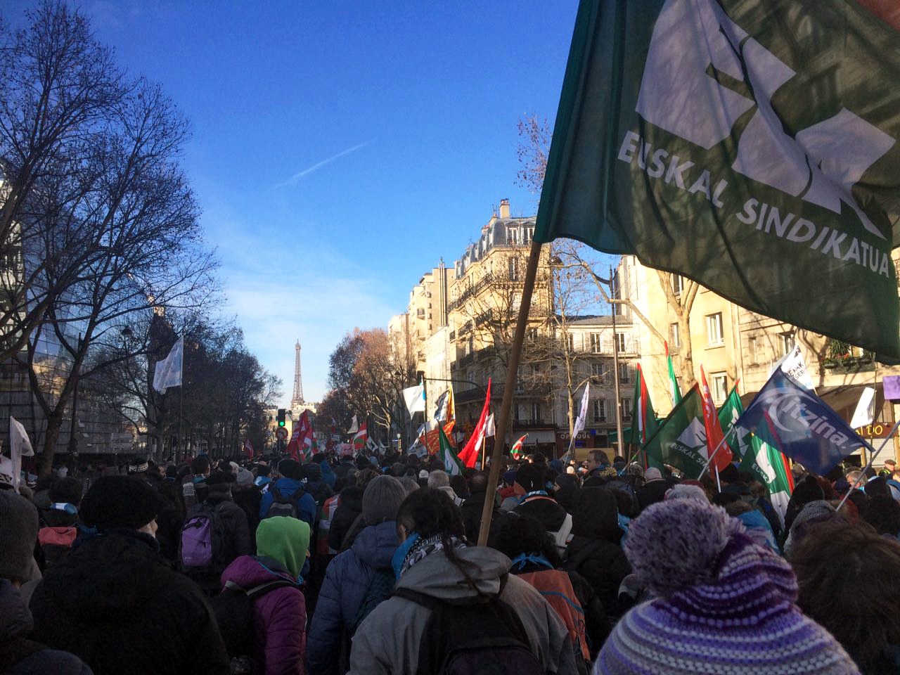 Manifestazio jendetsua Parisen “Orain presoak” lemapean