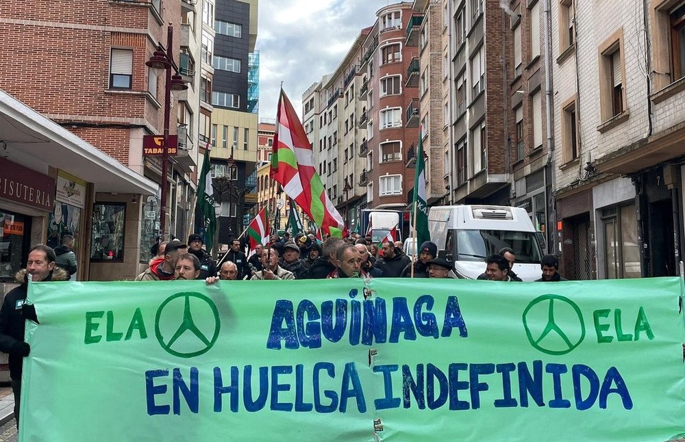 Manifestazioa egin dute Aguinaga Comercialeko langileek, ELAren babesarekin greba mugagabean hiru hilabete betetzear daudela