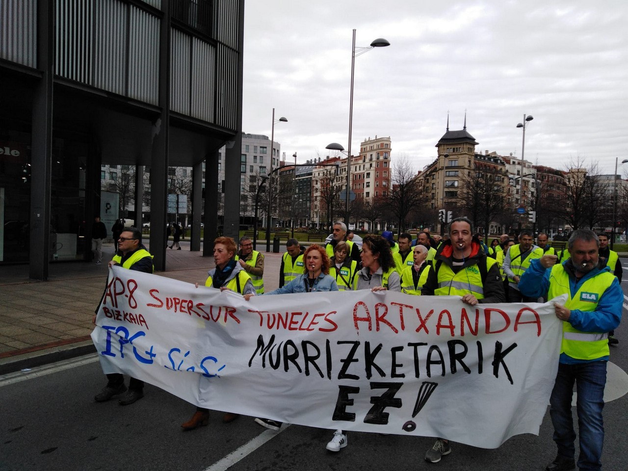 Manifestazioa egin dute lan baldintzen eta errepideen egoera eskasa salatzeko