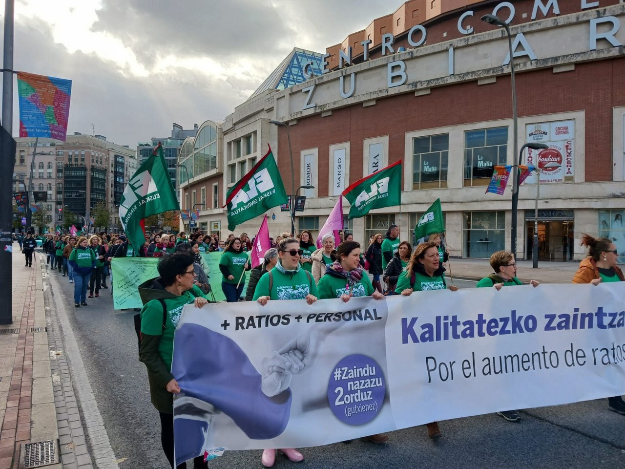 Manifestazioa eta aldarrikapen-murala egin dituzte Bizkaiko zahar-etxeetako langileek, 12. greba egunean