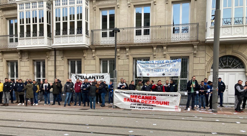 Mecanereko eta Glavistako langileek euren enpleguei eustea eskatu dute Eusko Legebiltzarrean
