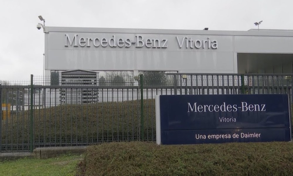 Mercedeseko Batzordeak salatu du langileak beste enpresetara bortxaz lekualdatu dituztela