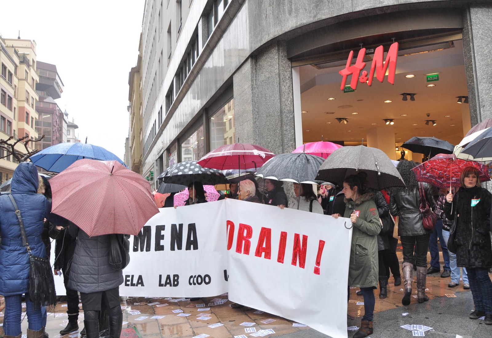 Merkataritzako langileek kalean hitzarmenen blokeoa eta jaiegunetan irekitzeko erabakia salatu dute