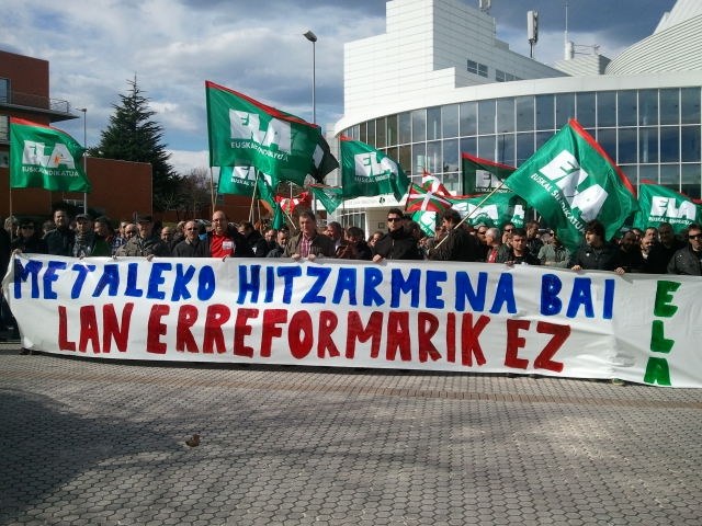 Metalaren arloko ordezkariak Adegiren egoitzaren aurrean elkarretaratu dira