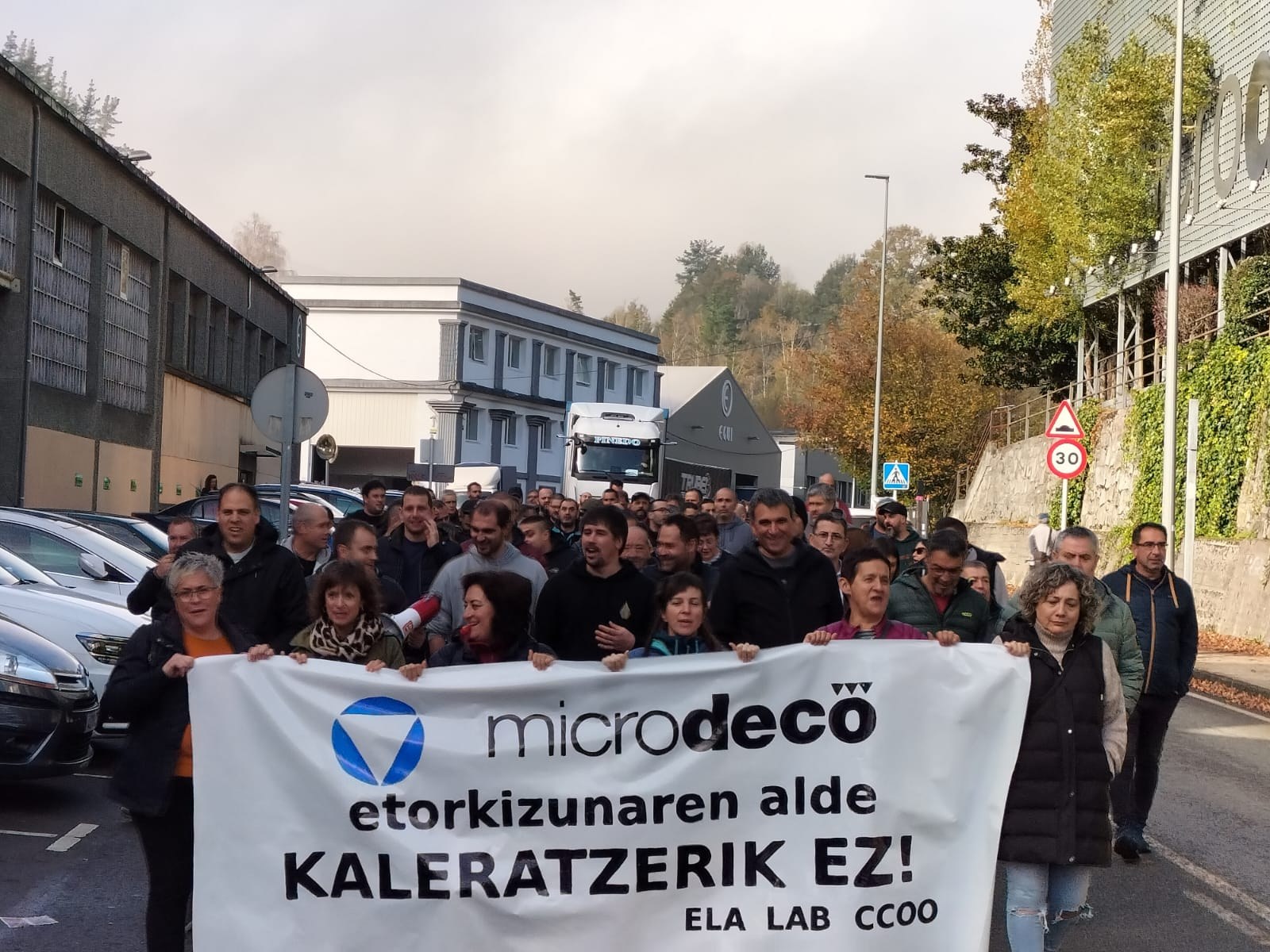 Microdecoko greban dauden langileek manifestazioa egin dute