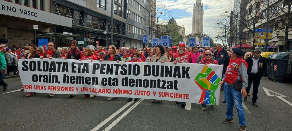 Milaka pertsona atera gara kalera Hego Euskal Herriko lau hiriburuetan Milaka pertsona atera gara kalera Hego Euskal Herriko lau hiriburuetan