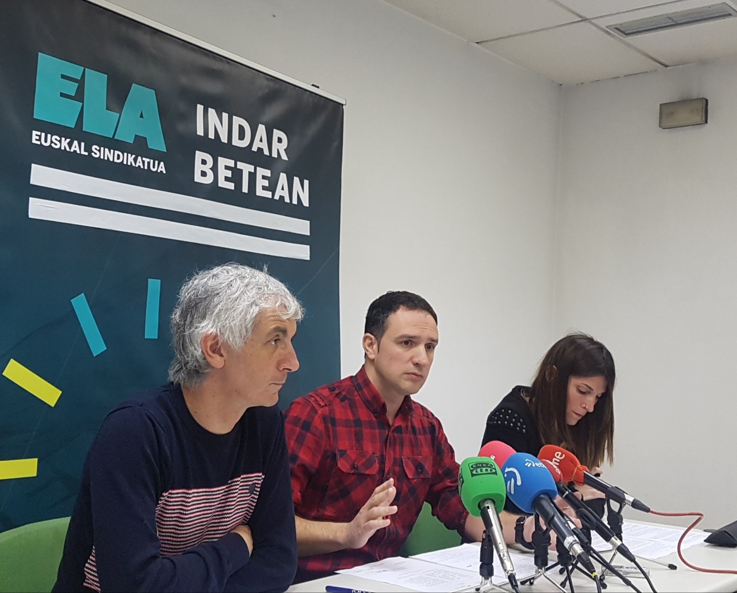 Mitxel Lakuntza: “Elkarrizketa Sozialaren Mahaia ustezko euskal oasiaren miseria guztiak ezkutatzeko alfonbra bat baino ez da” Mitxel Lakuntza: “Elkarrizketa Sozialaren Mahaia ustezko euskal oasiaren miseria guztiak ezkutatzeko alfonbra bat baino ez da”