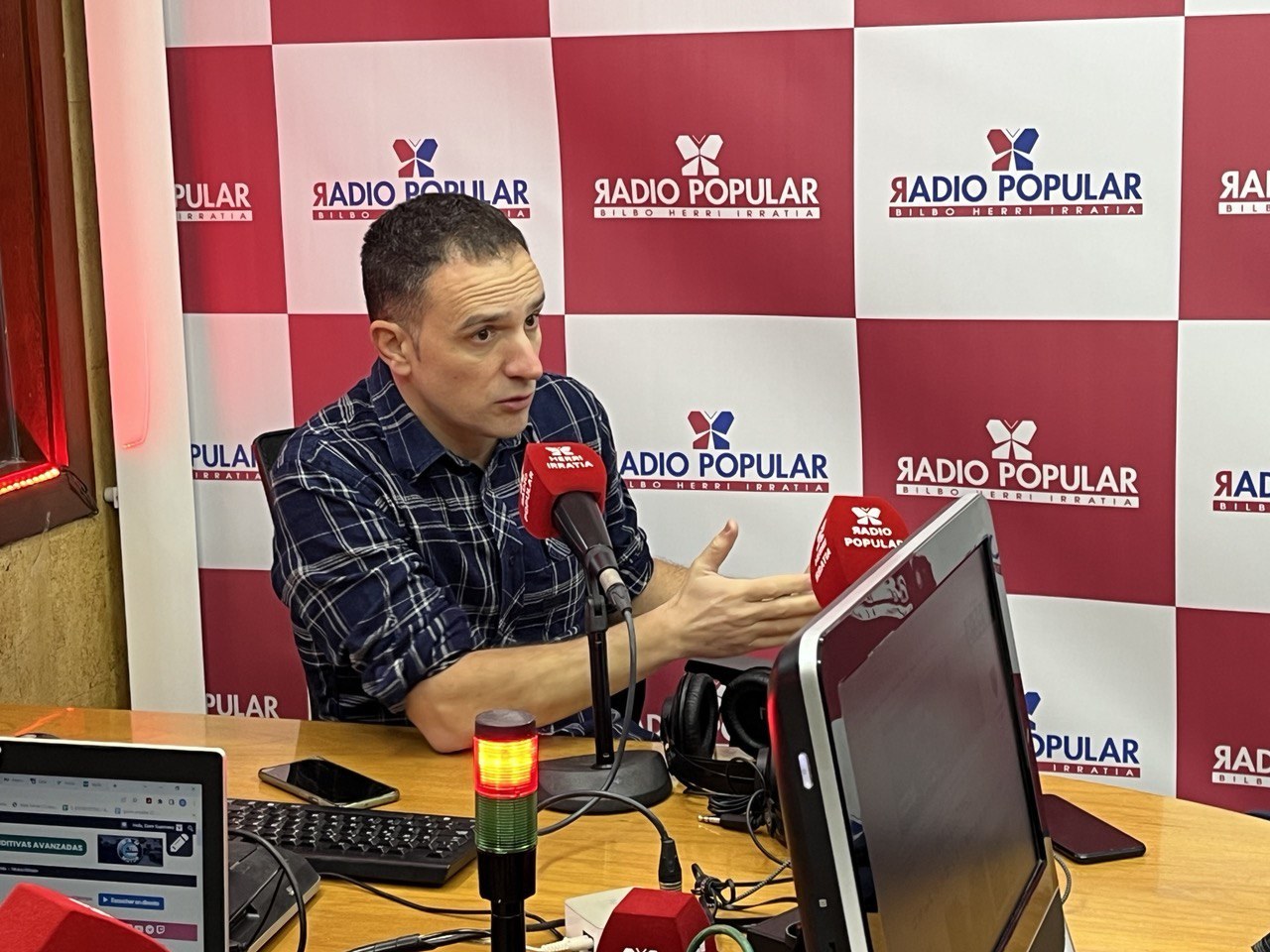 Mitxel Lakuntza: "Gure adinekoak azpikontratatutako zahar egoitzetan daude"