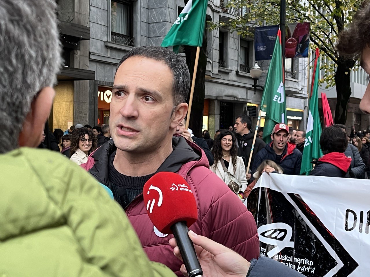 Mitxel Lakuntza: "Soldata eta pentsioen erosahalmena defendatzen ari gara, eta prestazio sozial duinak aldarrikatzen ditugu" Mitxel Lakuntza: "Soldata eta pentsioen erosahalmena defendatzen ari gara, eta prestazio sozial duinak aldarrikatzen ditugu"